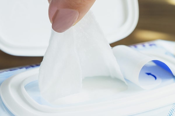 پاک کردن آرایش چشم با دستمال مرطوب