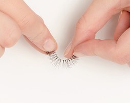 آموزش چسباندن مژه مصنوعی