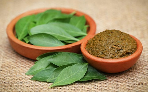 رنگ کردن ابرو با مواد طبیعی حنا