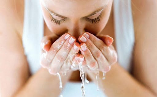 شستشوی صورت برای جلوگیری از جوش زدن