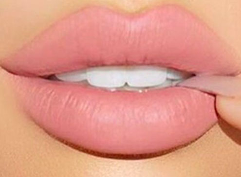 آموزش برجسته کردن لب با آرایش
