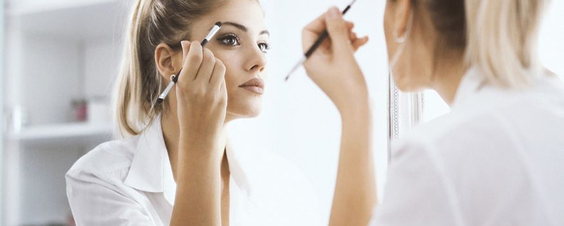 ترفند آرایشی برای جوانتر شدن