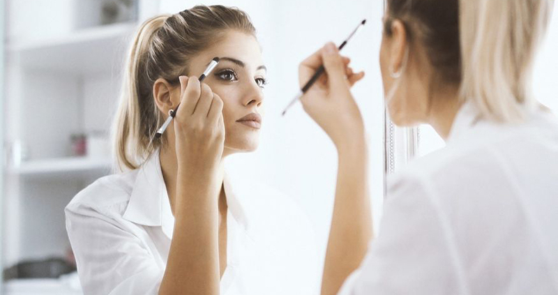 ترفند آرایشی برای جوانتر شدن